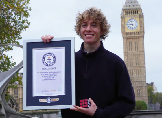 مراهق بريطاني فعل المستحيل.. وحل 7 آلاف مكعب روبيك! صورة رقم 2