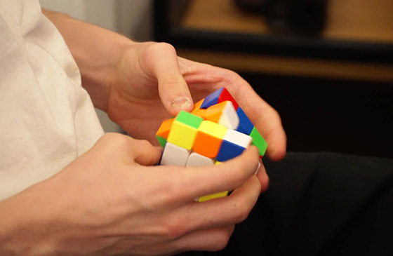 مراهق بريطاني فعل المستحيل.. وحل 7 آلاف مكعب روبيك! صورة رقم 5