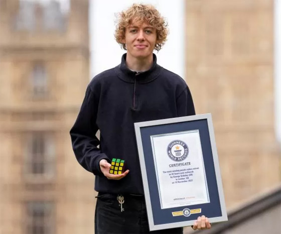 مراهق بريطاني فعل المستحيل.. وحل 7 آلاف مكعب روبيك! صورة رقم 8