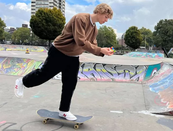 مراهق بريطاني فعل المستحيل.. وحل 7 آلاف مكعب روبيك! صورة رقم 9