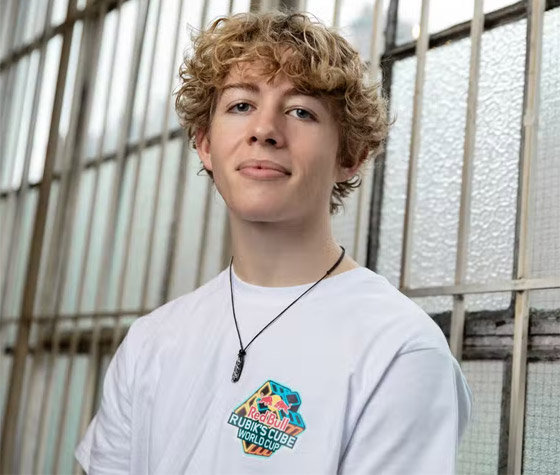 مراهق بريطاني فعل المستحيل.. وحل 7 آلاف مكعب روبيك! صورة رقم 10