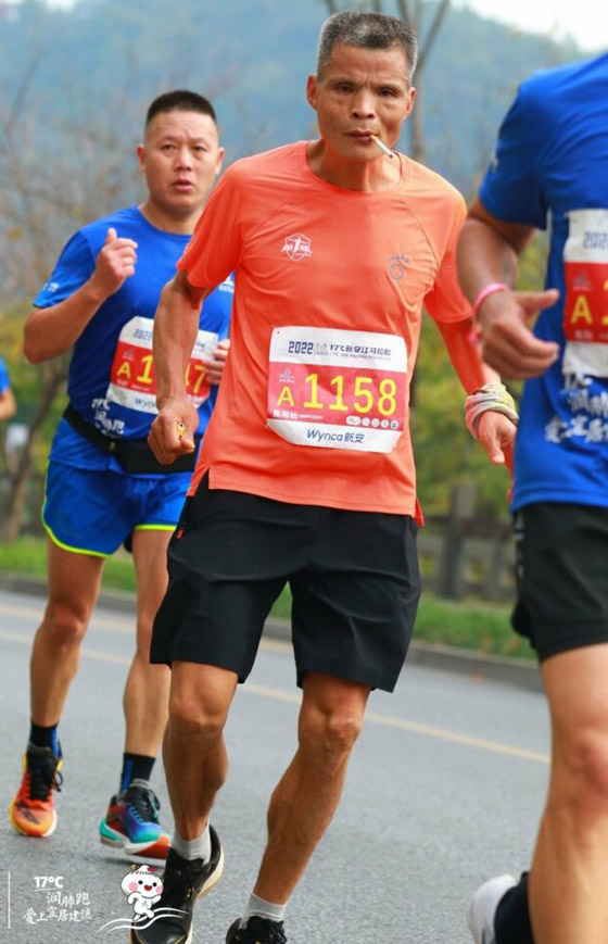 يركض ويدخن.. عداء صيني يقطع سباقا لـ3 ساعات دون أن يترك السيجارة! صورة رقم 2