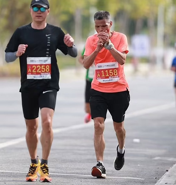 يركض ويدخن.. عداء صيني يقطع سباقا لـ3 ساعات دون أن يترك السيجارة! صورة رقم 3