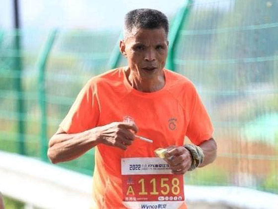 يركض ويدخن.. عداء صيني يقطع سباقا لـ3 ساعات دون أن يترك السيجارة! صورة رقم 5