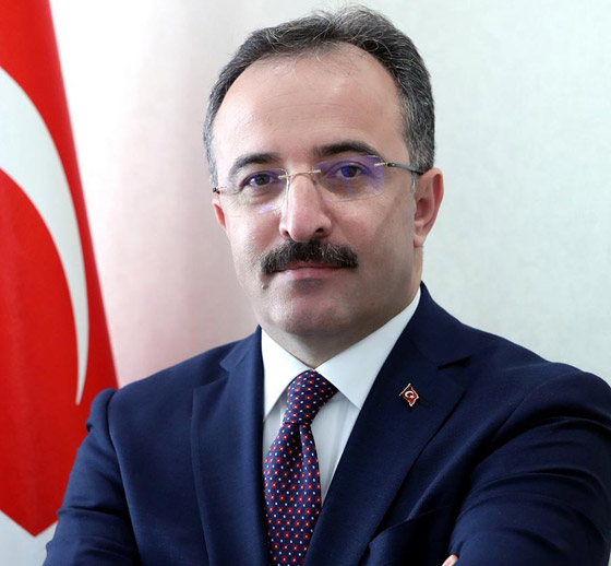 مسؤول تركي يتناول الكعك والشاي بالبرلمان أثناء مشادة بين الحكومة والمعارضة صورة رقم 8 مسؤول تركي يتناول الكعك والشاي بالبرلمان أثناء مشادة بين الحكومة والمعارضة صورة رقم 8