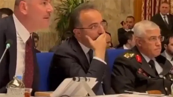مسؤول تركي يتناول الكعك والشاي بالبرلمان أثناء مشادة بين الحكومة والمعارضة صورة رقم 1 مسؤول تركي يتناول الكعك والشاي بالبرلمان أثناء مشادة بين الحكومة والمعارضة صورة رقم 1