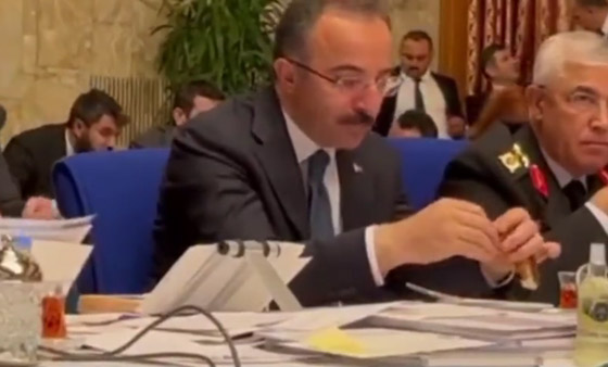 مسؤول تركي يتناول الكعك والشاي بالبرلمان أثناء مشادة بين الحكومة والمعارضة صورة رقم 2 مسؤول تركي يتناول الكعك والشاي بالبرلمان أثناء مشادة بين الحكومة والمعارضة صورة رقم 2