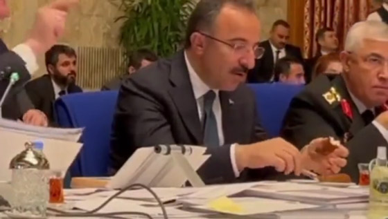 مسؤول تركي يتناول الكعك والشاي بالبرلمان أثناء مشادة بين الحكومة والمعارضة صورة رقم 3 مسؤول تركي يتناول الكعك والشاي بالبرلمان أثناء مشادة بين الحكومة والمعارضة صورة رقم 3