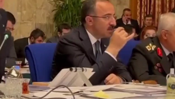 مسؤول تركي يتناول الكعك والشاي بالبرلمان أثناء مشادة بين الحكومة والمعارضة صورة رقم 4 مسؤول تركي يتناول الكعك والشاي بالبرلمان أثناء مشادة بين الحكومة والمعارضة صورة رقم 4