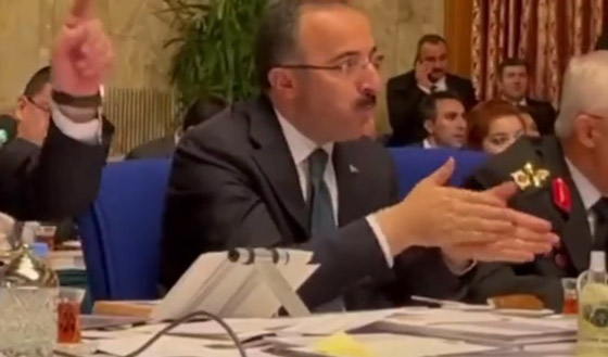 مسؤول تركي يتناول الكعك والشاي بالبرلمان أثناء مشادة بين الحكومة والمعارضة صورة رقم 5 مسؤول تركي يتناول الكعك والشاي بالبرلمان أثناء مشادة بين الحكومة والمعارضة صورة رقم 5