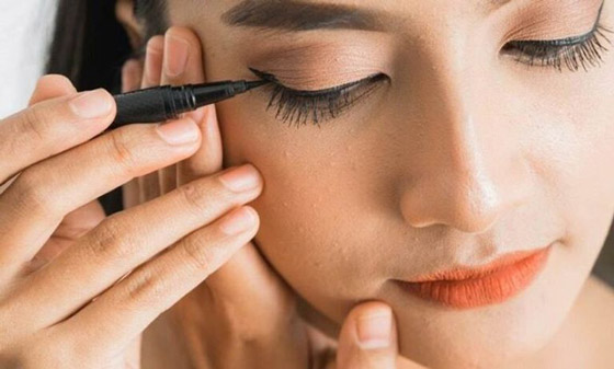 رسم الآيلاينر بواسطة قلم الكحل.. نصائح وخطوات صورة رقم 5