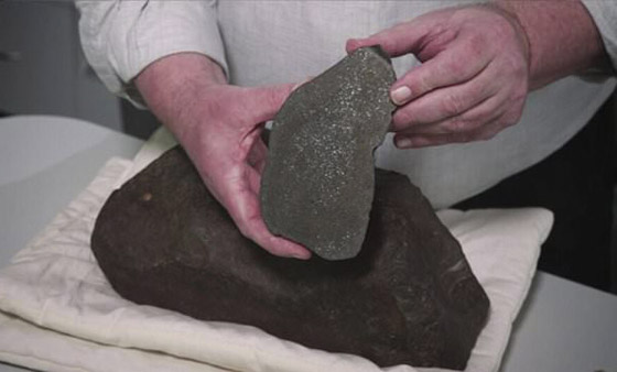 في رحلة تنقيب عن الذهب.. اعتقدها صخرة فكانت المفاجأة أثمن! صورة رقم 4