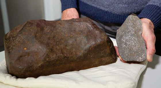 في رحلة تنقيب عن الذهب.. اعتقدها صخرة فكانت المفاجأة أثمن! صورة رقم 6