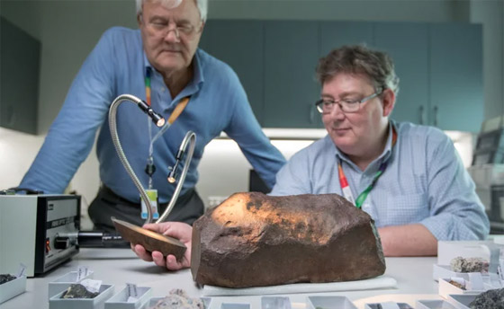 في رحلة تنقيب عن الذهب.. اعتقدها صخرة فكانت المفاجأة أثمن! صورة رقم 7