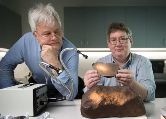 في رحلة تنقيب عن الذهب.. اعتقدها صخرة فكانت المفاجأة أثمن! صورة رقم 8