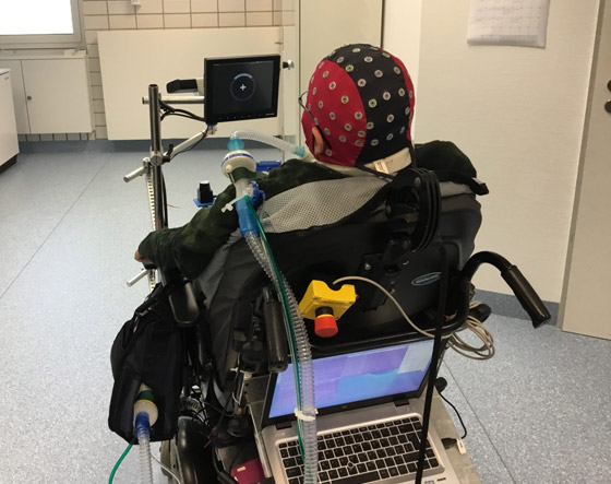 أمل لذوي الإعاقة الحركية.. كرسي متحرك تتحكم فيه بعقلك! فيديو صورة رقم 1