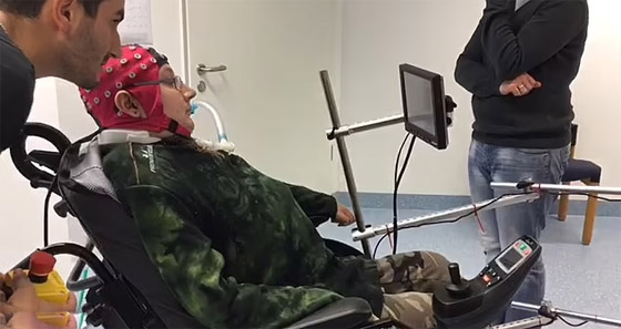 أمل لذوي الإعاقة الحركية.. كرسي متحرك تتحكم فيه بعقلك! فيديو صورة رقم 3