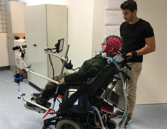 أمل لذوي الإعاقة الحركية.. كرسي متحرك تتحكم فيه بعقلك! فيديو صورة رقم 4