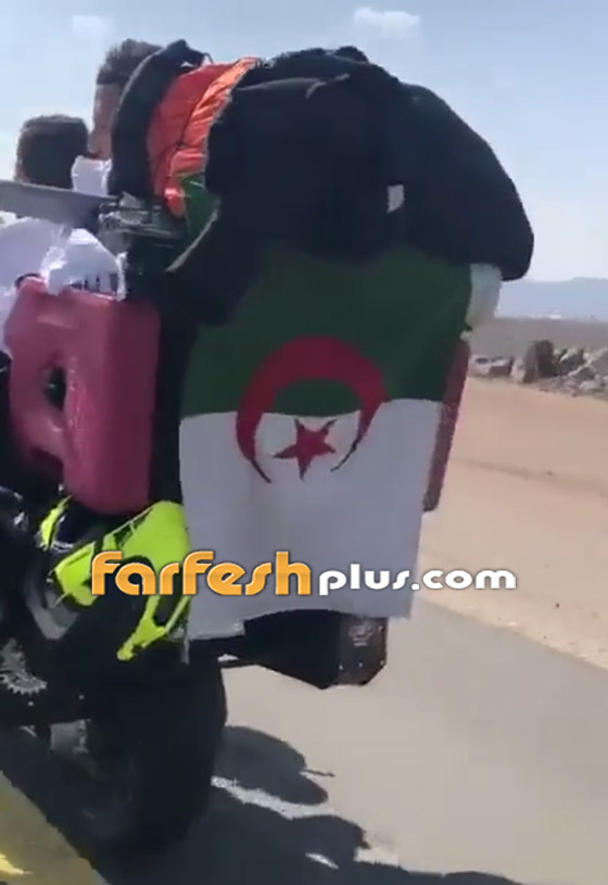 شابان جزائريان يصلان مكة على دراجة نارية.. عبر 8 دول! فيديو صورة رقم 4 شابان جزائريان يصلان مكة على دراجة نارية.. عبر 8 دول! فيديو صورة رقم 4