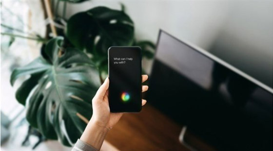 فنانة تخترع جهازاً ذكياً للتحدث إلى 