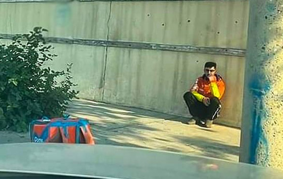 مفاجآت لعامل عراقي سُرقت دراجته أثناء صلاته وانتشرت صورته وهو يبكي! صورة رقم 3 مفاجآت لعامل عراقي سُرقت دراجته أثناء صلاته وانتشرت صورته وهو يبكي! صورة رقم 3