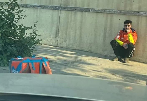 مفاجآت لعامل عراقي سُرقت دراجته أثناء صلاته وانتشرت صورته وهو يبكي! صورة رقم 5 مفاجآت لعامل عراقي سُرقت دراجته أثناء صلاته وانتشرت صورته وهو يبكي! صورة رقم 5