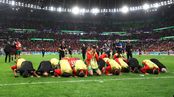 رجل أعمال إسرائيلي يقدم 10 آلاف دولار للاعبي المنتخب المغربي!! صورة رقم 6 رجل أعمال إسرائيلي يقدم 10 آلاف دولار للاعبي المنتخب المغربي!! صورة رقم 6