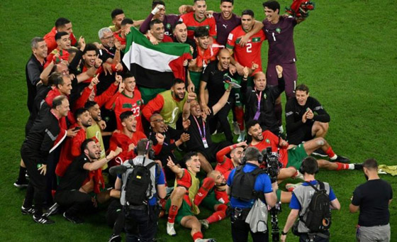رافعين علم فلسطين.. لاعبو المغرب يحتفلون بتأهلهم لربع نهائي مونديال قطر (فيديو) صورة رقم 4 رافعين علم فلسطين.. لاعبو المغرب يحتفلون بتأهلهم لربع نهائي مونديال قطر (فيديو) صورة رقم 4