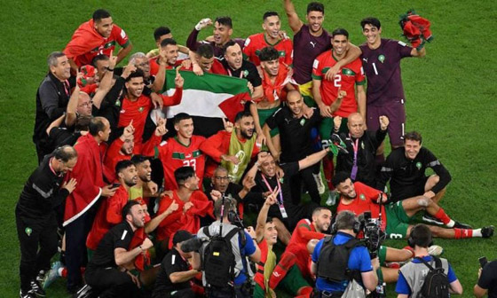 رافعين علم فلسطين.. لاعبو المغرب يحتفلون بتأهلهم لربع نهائي مونديال قطر (فيديو) صورة رقم 5 رافعين علم فلسطين.. لاعبو المغرب يحتفلون بتأهلهم لربع نهائي مونديال قطر (فيديو) صورة رقم 5