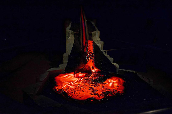 تجربة فريدة.. بركان يتدفق في قاعة 