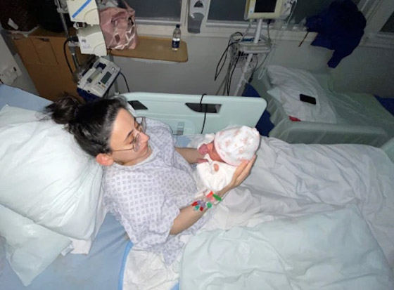 أول امرأة في العالم مصابة بمتلازمة بروك تنجب طفلاً سليماً صورة رقم 3