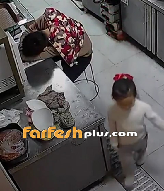 فيديو مؤثر: لفتة إنسانية من طفلة لوالدها المُرهق دفعته للبكاء وأثارت تعاطف المتابعين صورة رقم 3 فيديو مؤثر: لفتة إنسانية من طفلة لوالدها المُرهق دفعته للبكاء وأثارت تعاطف المتابعين صورة رقم 3