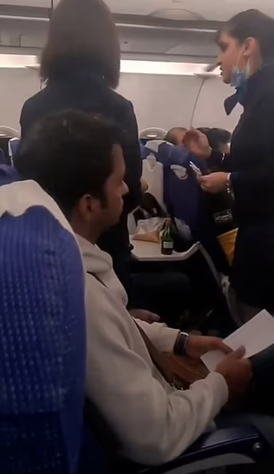 فيديو: شجار وصراخ بين مضيفة وراكب على الطائرة بسبب الوجبة صورة رقم 2 فيديو: شجار وصراخ بين مضيفة وراكب على الطائرة بسبب الوجبة صورة رقم 2