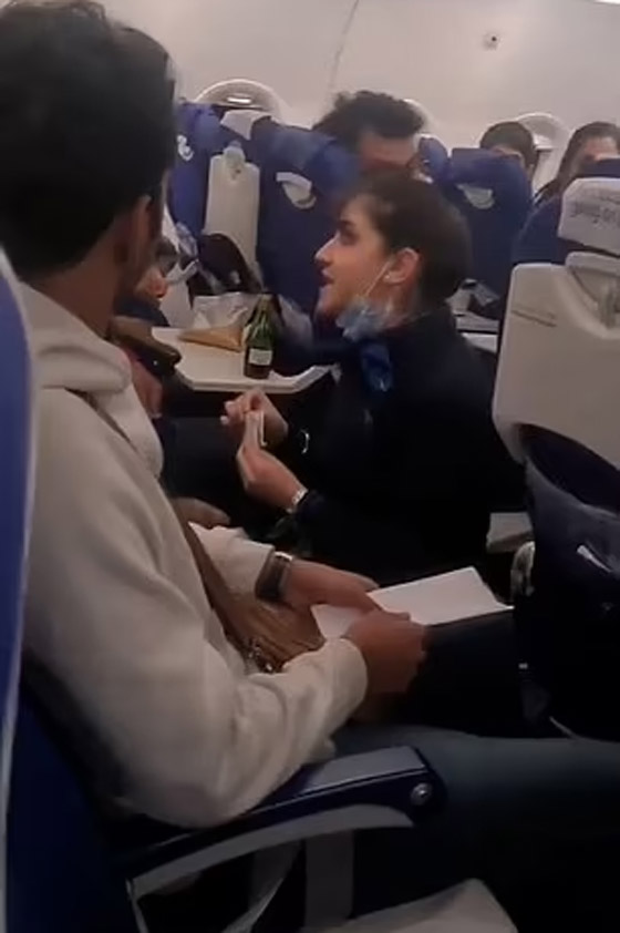 فيديو: شجار وصراخ بين مضيفة وراكب على الطائرة بسبب الوجبة صورة رقم 1 فيديو: شجار وصراخ بين مضيفة وراكب على الطائرة بسبب الوجبة صورة رقم 1
