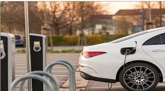 يشغل مصنعه بالكامل باستخدام الطاقة الشمسية من سيارته صورة رقم 1