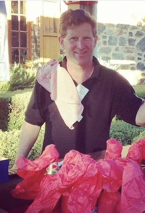 يشغل مصنعه بالكامل باستخدام الطاقة الشمسية من سيارته صورة رقم 3