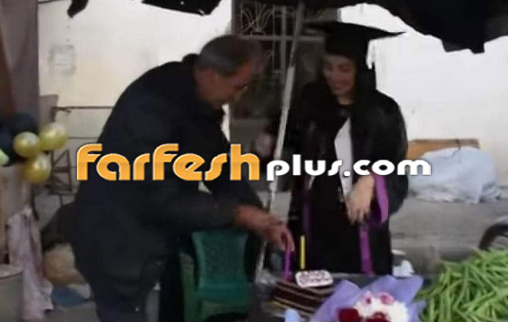 فيديو: جامعية تستدر دموع السوريين بتقبيل يدي والدها بائع الخضار صورة رقم 2 فيديو: جامعية تستدر دموع السوريين بتقبيل يدي والدها بائع الخضار صورة رقم 2