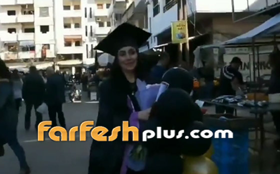 فيديو: جامعية تستدر دموع السوريين بتقبيل يدي والدها بائع الخضار صورة رقم 3 فيديو: جامعية تستدر دموع السوريين بتقبيل يدي والدها بائع الخضار صورة رقم 3