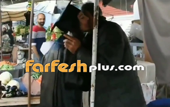 فيديو: جامعية تستدر دموع السوريين بتقبيل يدي والدها بائع الخضار صورة رقم 5 فيديو: جامعية تستدر دموع السوريين بتقبيل يدي والدها بائع الخضار صورة رقم 5