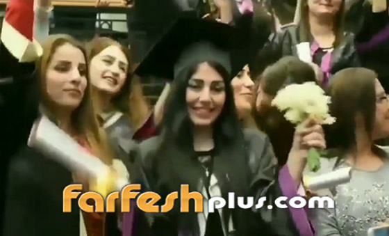 فيديو: جامعية تستدر دموع السوريين بتقبيل يدي والدها بائع الخضار صورة رقم 10 فيديو: جامعية تستدر دموع السوريين بتقبيل يدي والدها بائع الخضار صورة رقم 10