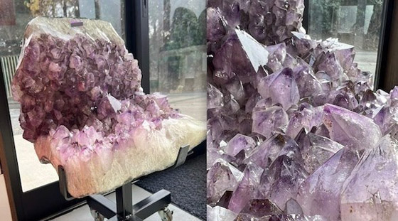 كرسي غريب من حجارة شبه كريمة صورة رقم 1