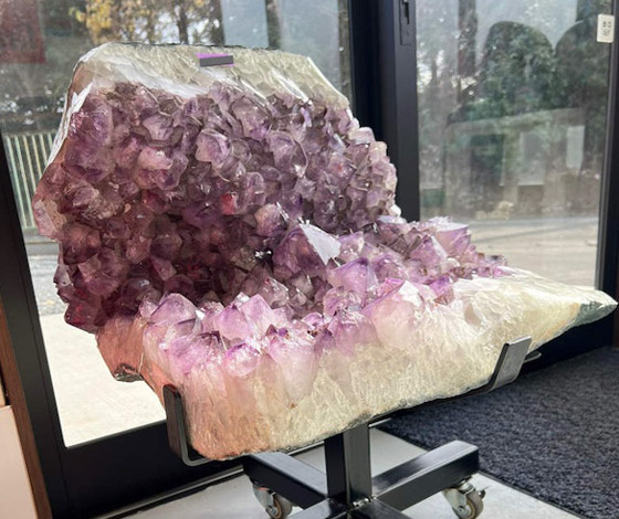 كرسي غريب من حجارة شبه كريمة صورة رقم 2