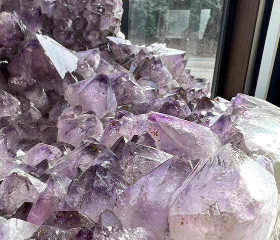 كرسي غريب من حجارة شبه كريمة صورة رقم 3