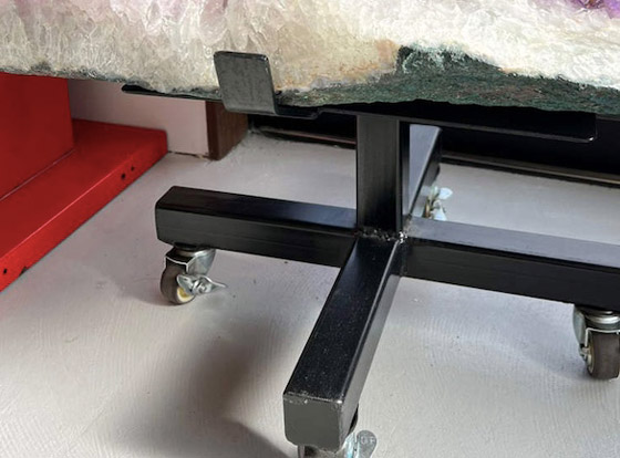 كرسي غريب من حجارة شبه كريمة صورة رقم 4