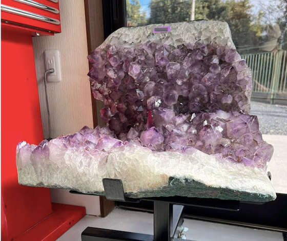 كرسي غريب من حجارة شبه كريمة صورة رقم 5