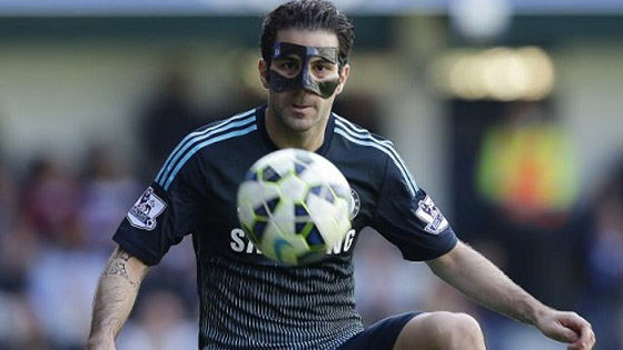 لهذا السبب يرتدي بعض لاعبي كرة القدم أقنعة وجه غريبة الشكل! صورة رقم 1