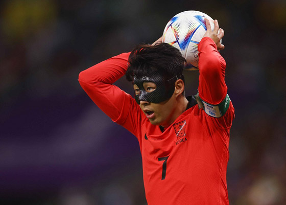 لهذا السبب يرتدي بعض لاعبي كرة القدم أقنعة وجه غريبة الشكل! صورة رقم 6 لهذا السبب يرتدي بعض لاعبي كرة القدم أقنعة وجه غريبة الشكل! صورة رقم 6