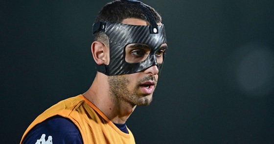 لهذا السبب يرتدي بعض لاعبي كرة القدم أقنعة وجه غريبة الشكل! صورة رقم 2 لهذا السبب يرتدي بعض لاعبي كرة القدم أقنعة وجه غريبة الشكل! صورة رقم 2