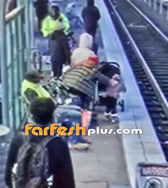 فيديو صادم: طفل أمريكي صغير يواجه الموت على قضبان مترو الأنفاق! صورة رقم 2 فيديو صادم: طفل أمريكي صغير يواجه الموت على قضبان مترو الأنفاق! صورة رقم 2
