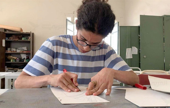 صور: شاب تونسي يطور حذاء ذكيا يشحن بطارية الهاتف صورة رقم 3